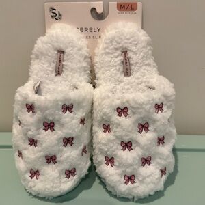 Super Comfy White Fuzzy Slippers with Pink Bows- Size M/L- NWT
